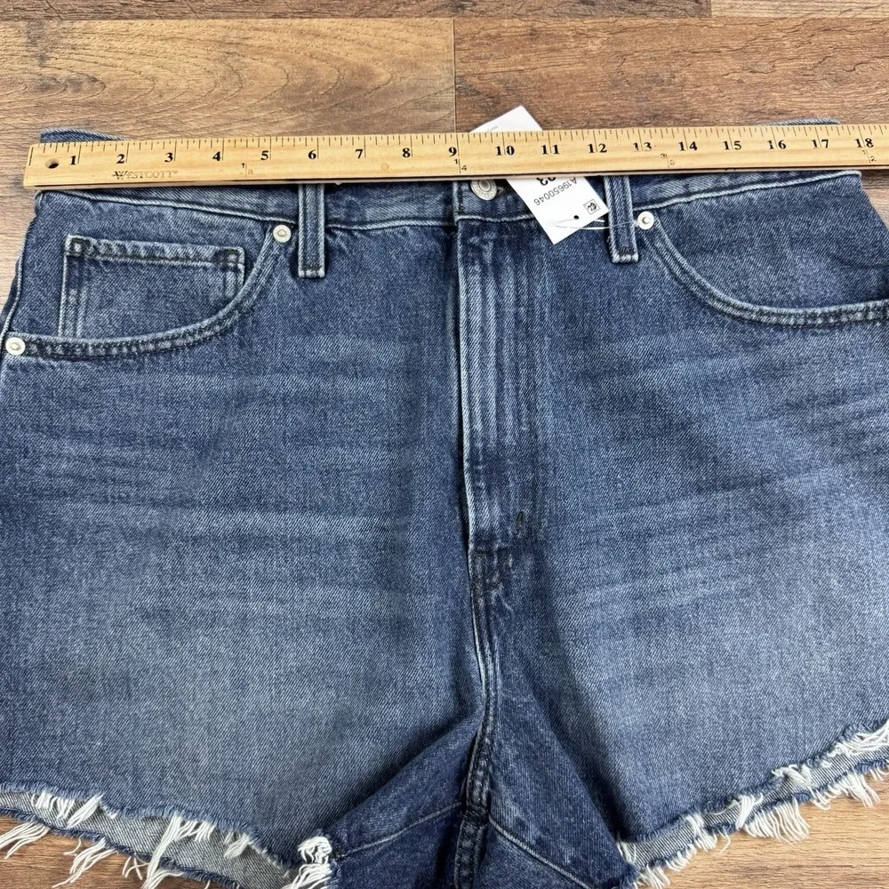 NWT Levi's Women's High-Waisted Denim Mom Shorts Size 33 Medium Wash